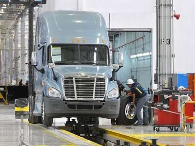 Assembly Freightliner Truck1