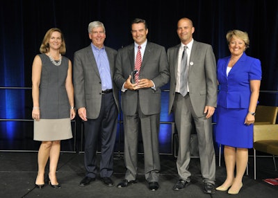 Tim Sinden (center), president of Eaton’s North America Truck operations, receives Michigan’s Corporate Community Leader Service Award from Governor Rick Snyder (2nd from left) in recognition of the volunteerism and other charitable efforts made by employees at Eaton’s Galesburg, Mich., facility.
