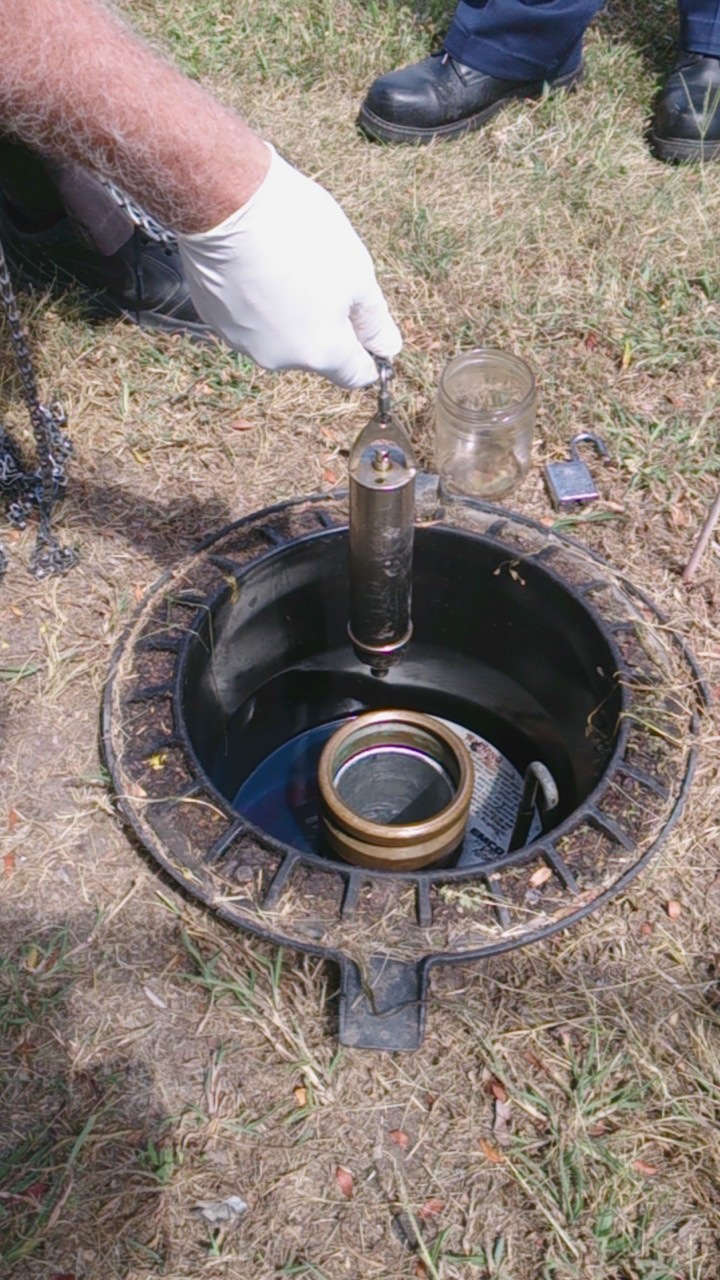 Fuel sampling device