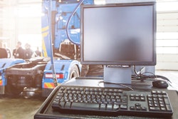Stock-image-computer-service-bay-700×400-min