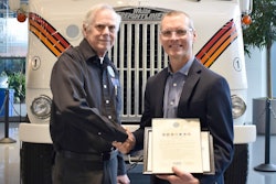 DTNA-Exec-Receives-Award-min