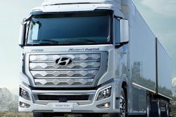 07.20.HyundaiHero fuel cell truck-min