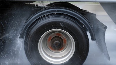 Minimizer fender on rainy highway