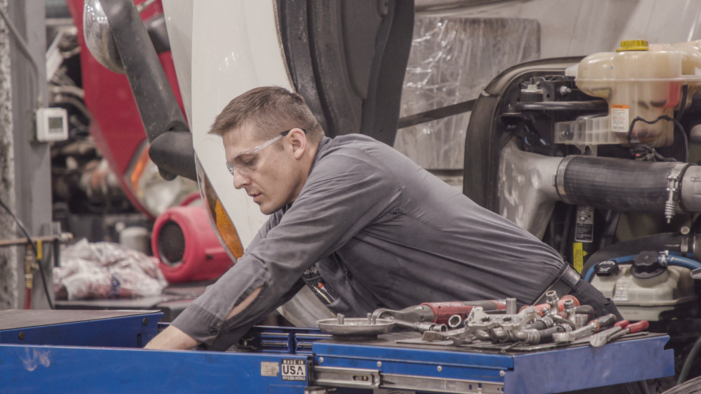 DTNA tech during production