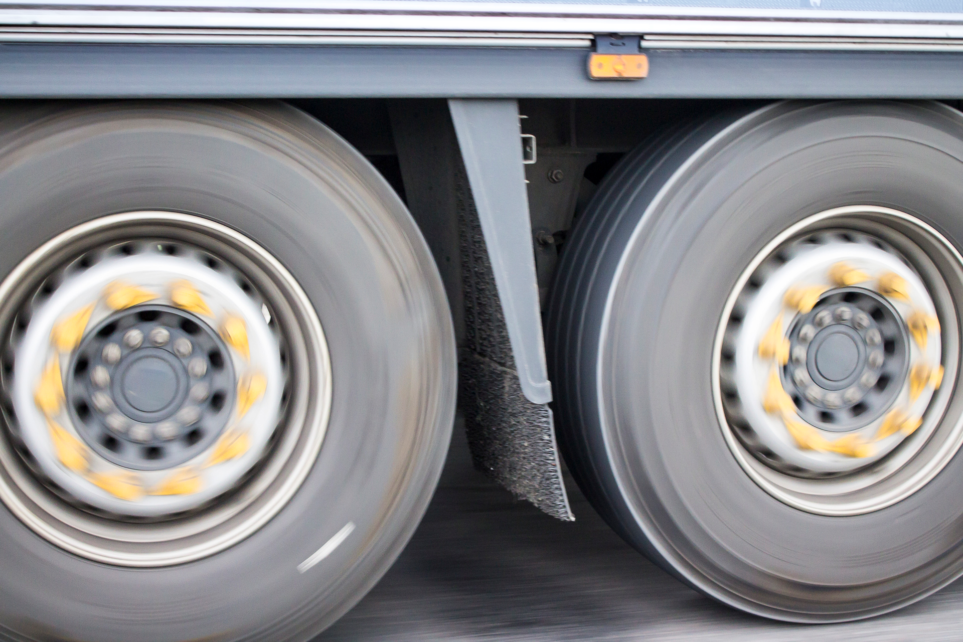 trailer tires rotating