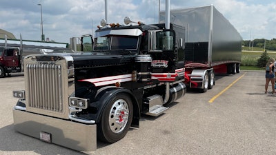 Rollin' Transport's 2020 Peterbilt 389