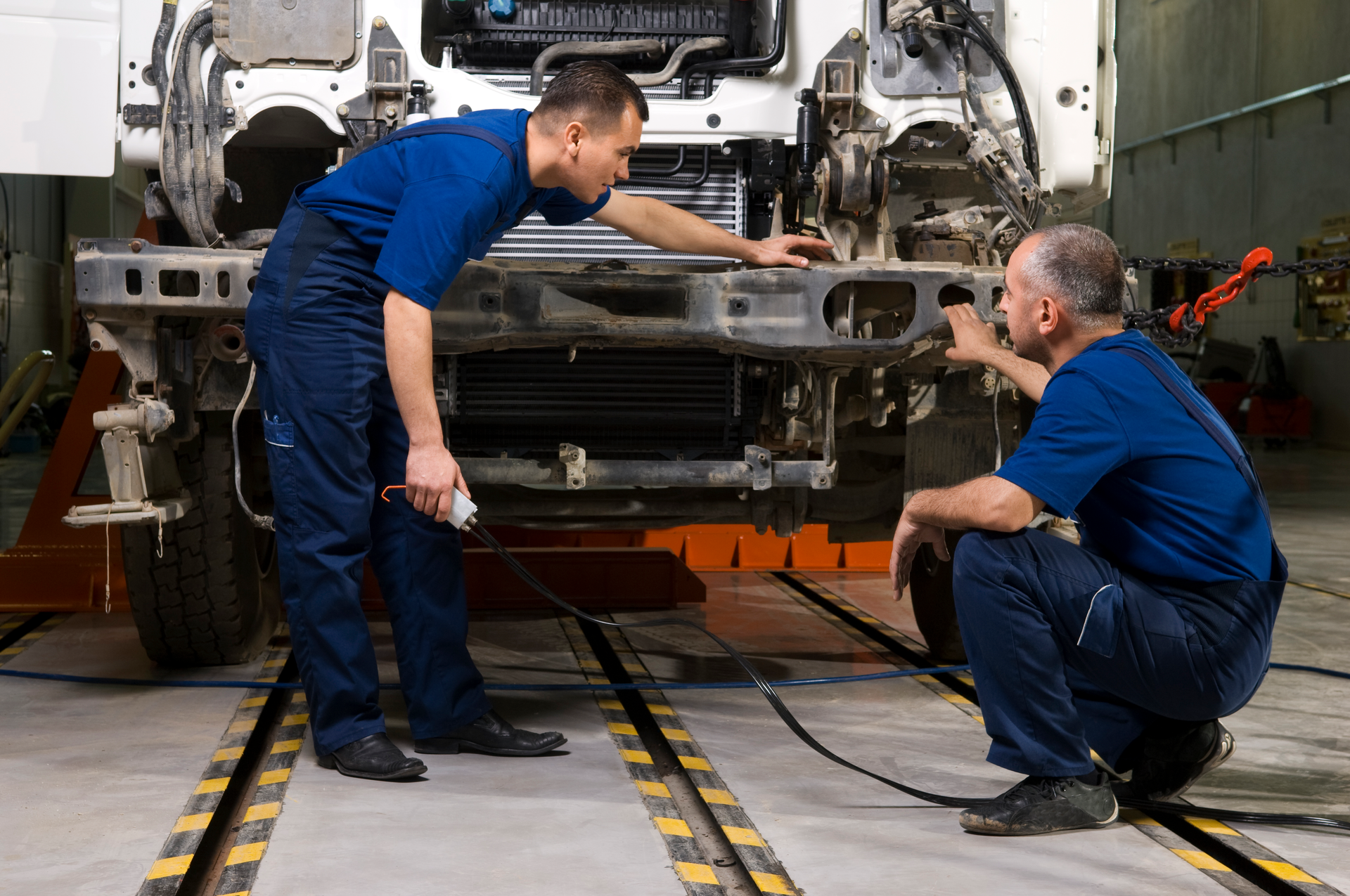 Heavy-duty truck service bay