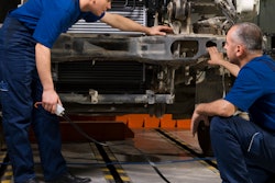 Heavy-duty truck service bay