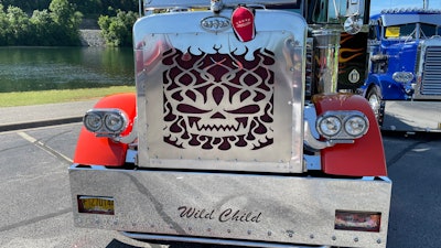 Grille of Randy Victory's 1999 Peterbilt 379
