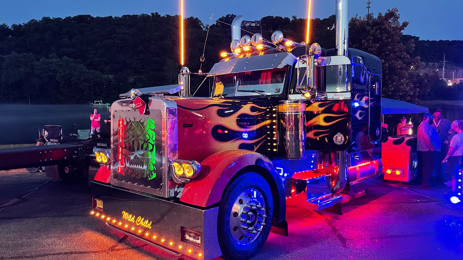 Randy Victory's 1999 Peterbilt 379 at night