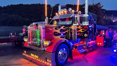 Randy Victory's 1999 Peterbilt 379 at night