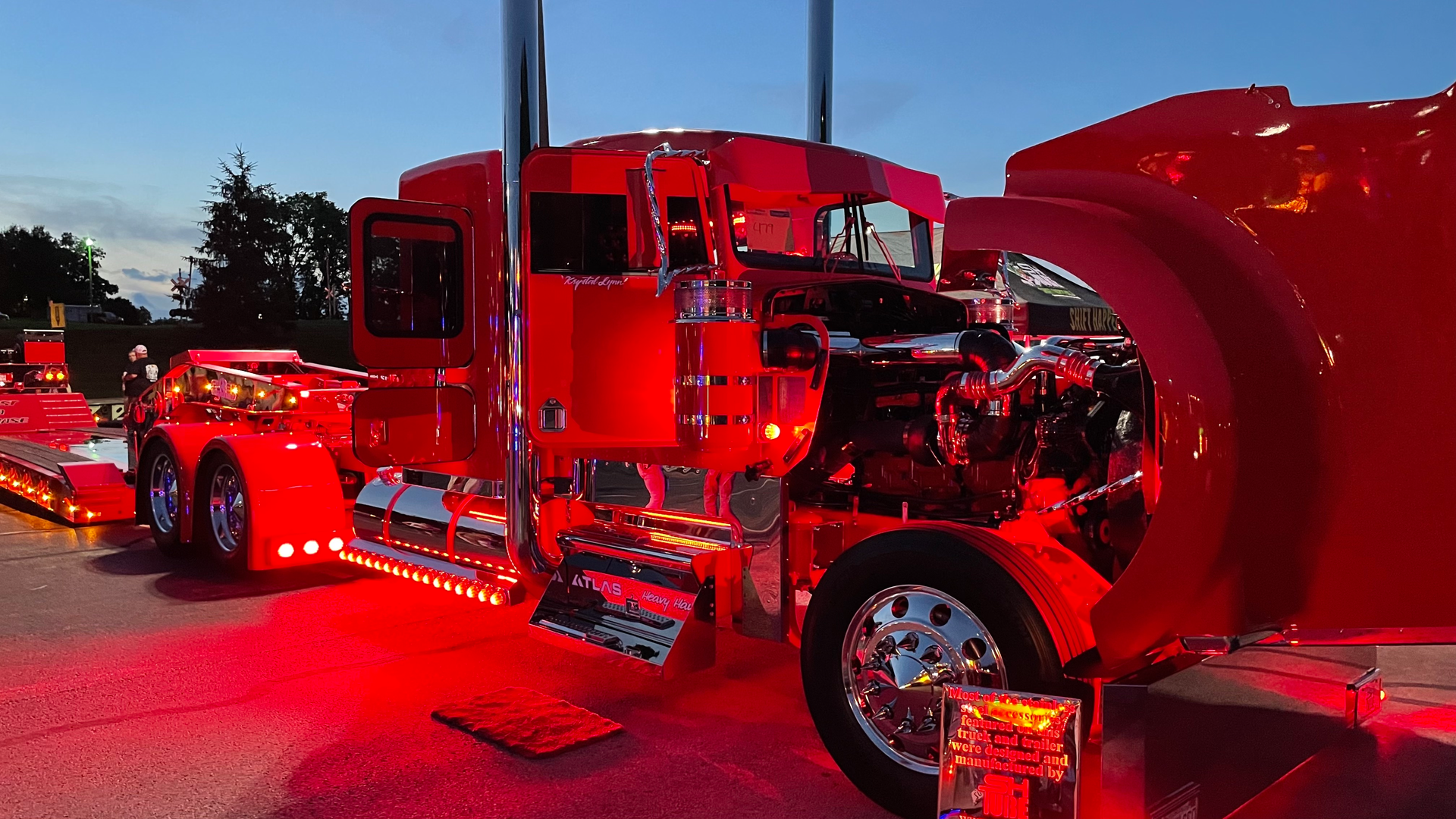 Bubba Branch's 1996 Kenworth W900 at night