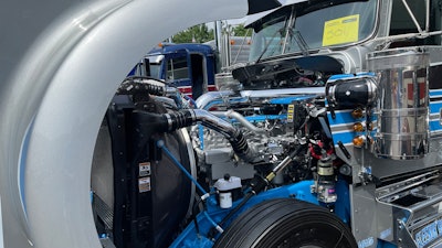 Engine of Fleenor Bros.' 2022 Kenworth W900