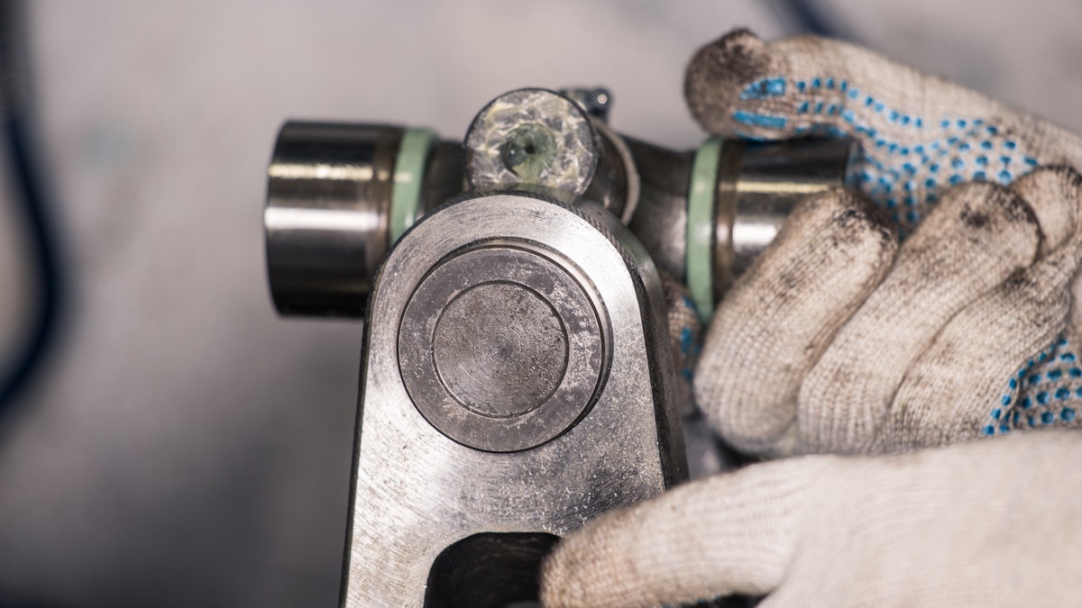 How to replace a universal joint on a heavy truck