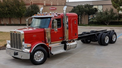 Peterbilt Model 589 in front of Peterbilt building