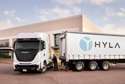 A Nikola Tre hydrogen fuel cell (FCEV) Class 8 semi being refueled by a HYLA mobile hub.