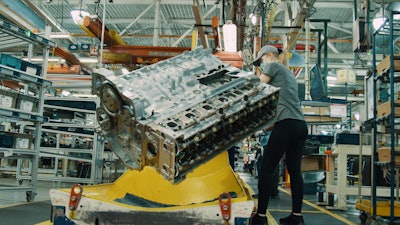 All Detroit engines are manufactured in the US at the Redford, Michigan campus. Home to North American engine and component research and development for Daimler Truck North America, as well as engine, transmission and axle production, the facility employs more than 2,000 people.
